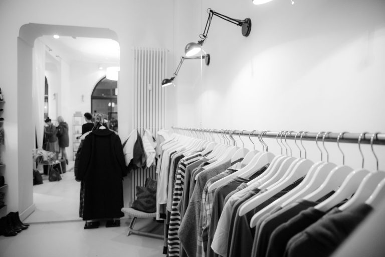 Zíper, costura e tecido: o que avaliar antes de comprar uma roupa